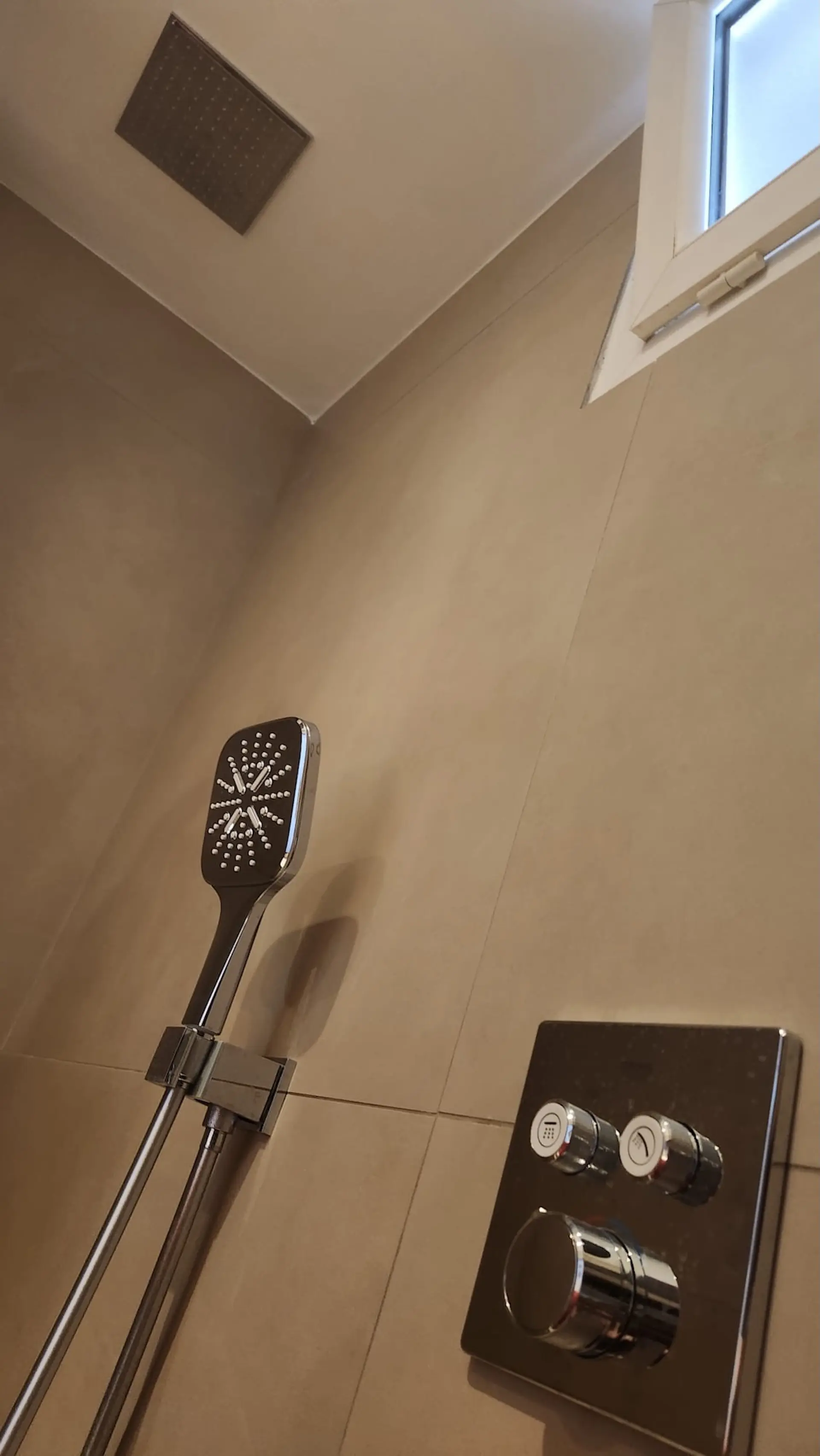 Douche italienne avec pommeau pluie carré encastré au plafond et robinetterie thermostatique encastrée