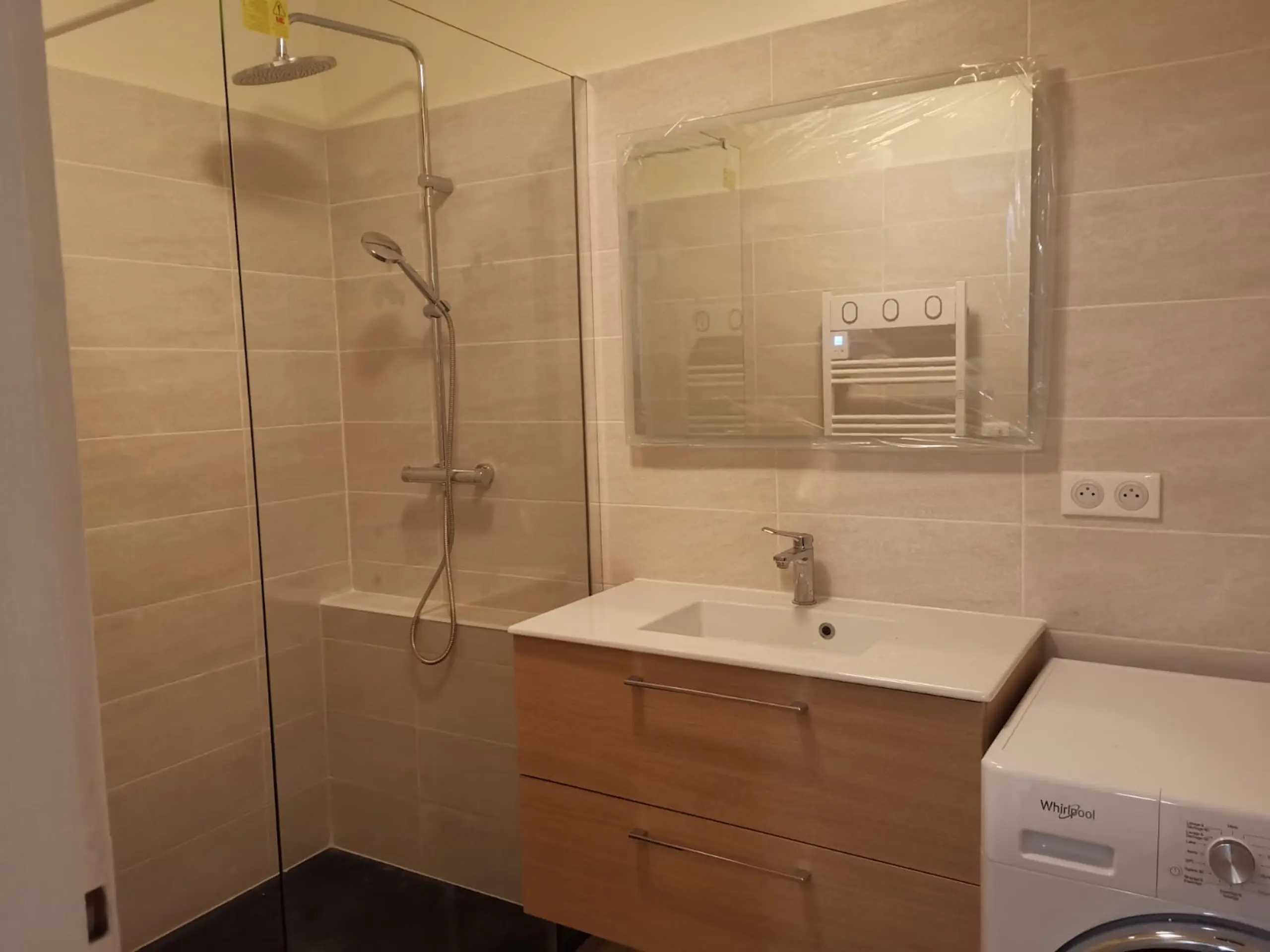 Salle de bains avec douche italienne, meuble vasque bois et lave-linge intégré