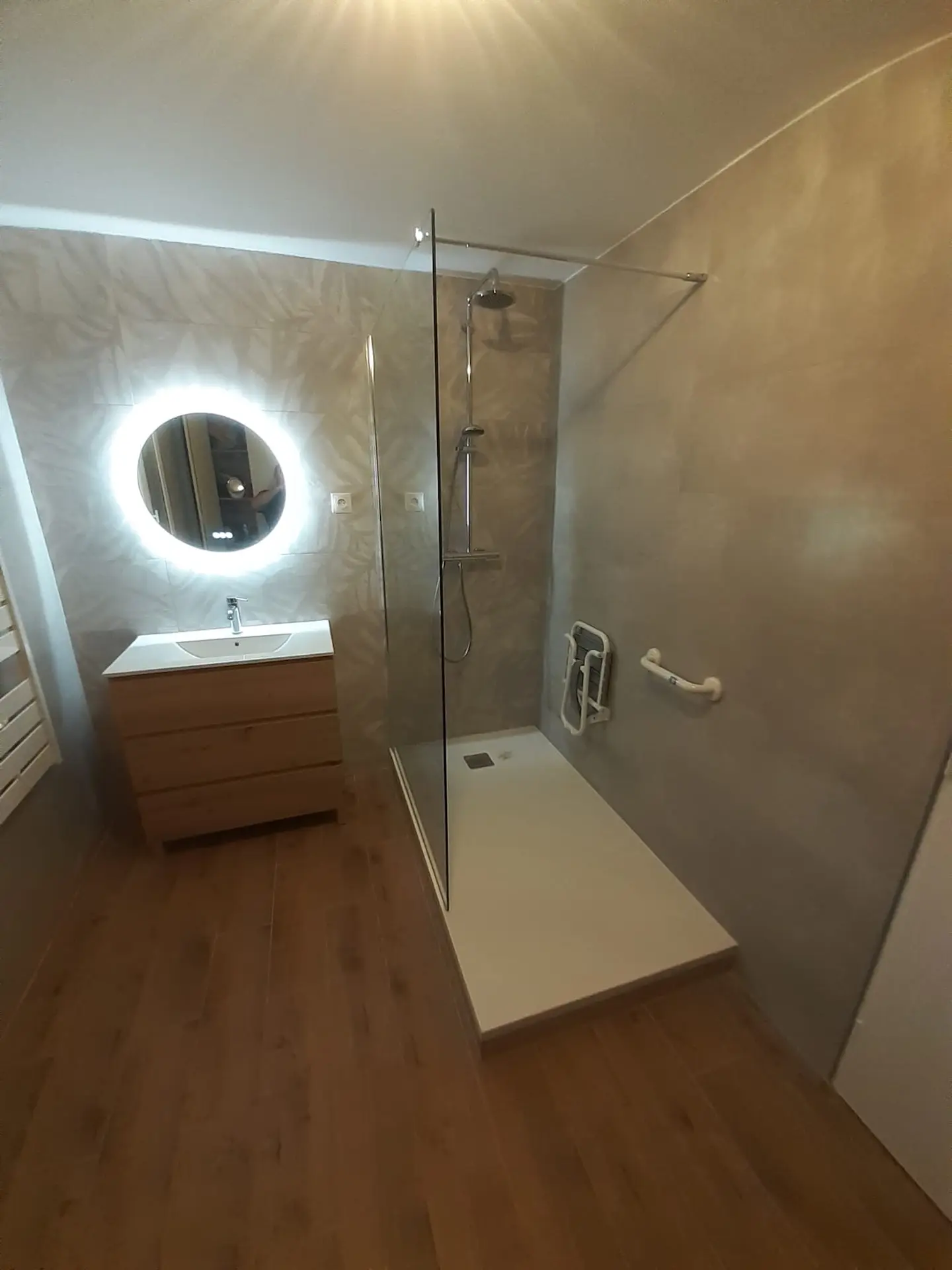 Salle de bains avec douche italienne, WC suspendu et sol terracotta provençal